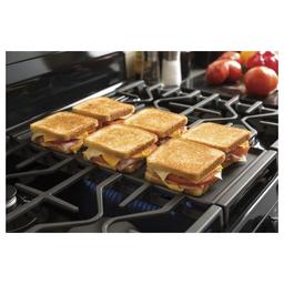 Ge® 30" Free-Standing Gas Range - l0n12xzcdm1hnoi0rz4d@2x.jpg