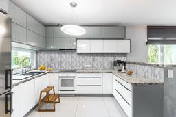 Pre Fab White Glimmer Granite - n4h78wl4jubrlzvapthq@2x.jpg