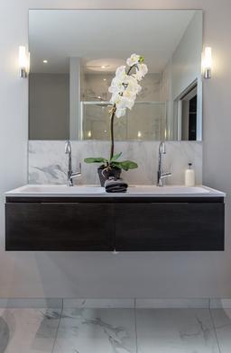 Essentials White Vena - rjsutkrftobi7aynlt1j@2x.jpg