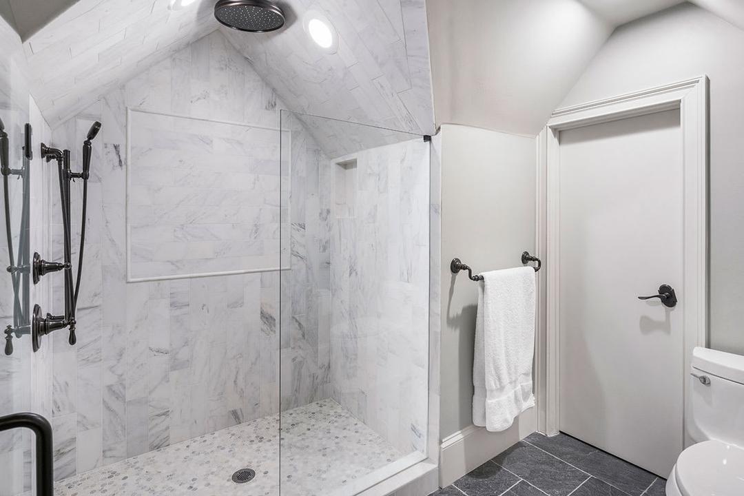 White Carrara Marble - txbi2rnlhrfpyp7iplqc@2x.jpg
