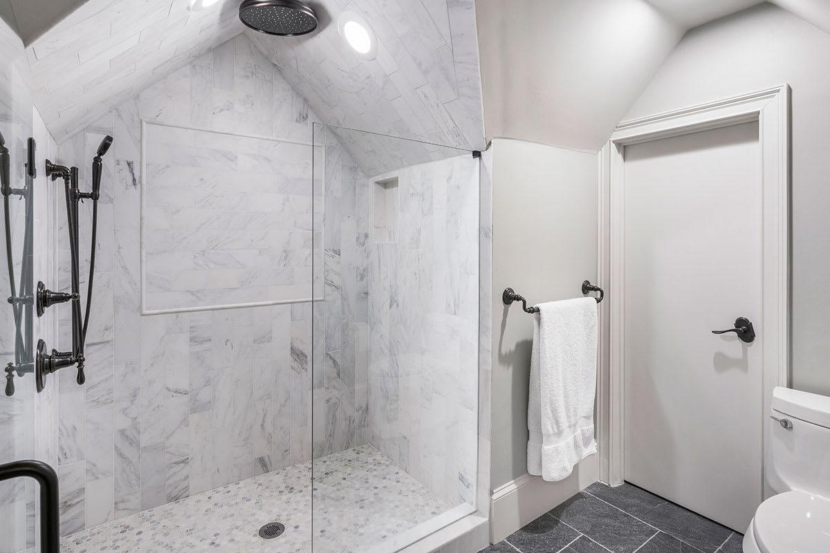White Carrara Marble - txbi2rnlhrfpyp7iplqc@2x.jpg