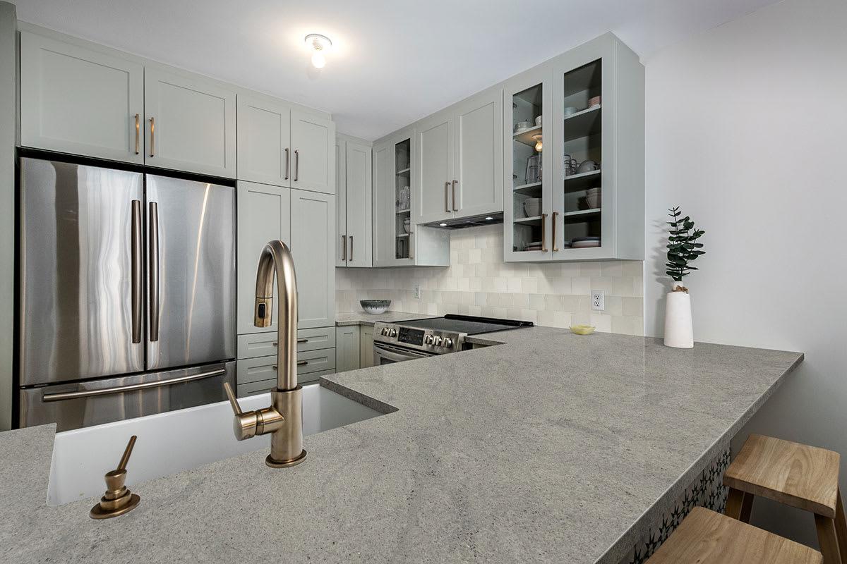 Colonial Ice Granite - zh0qolfc172uxz7jfxxz@2x.jpg